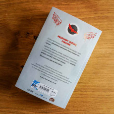 Okładka książki Wszystko zostaje w rodzinie w księgarni SQN Store