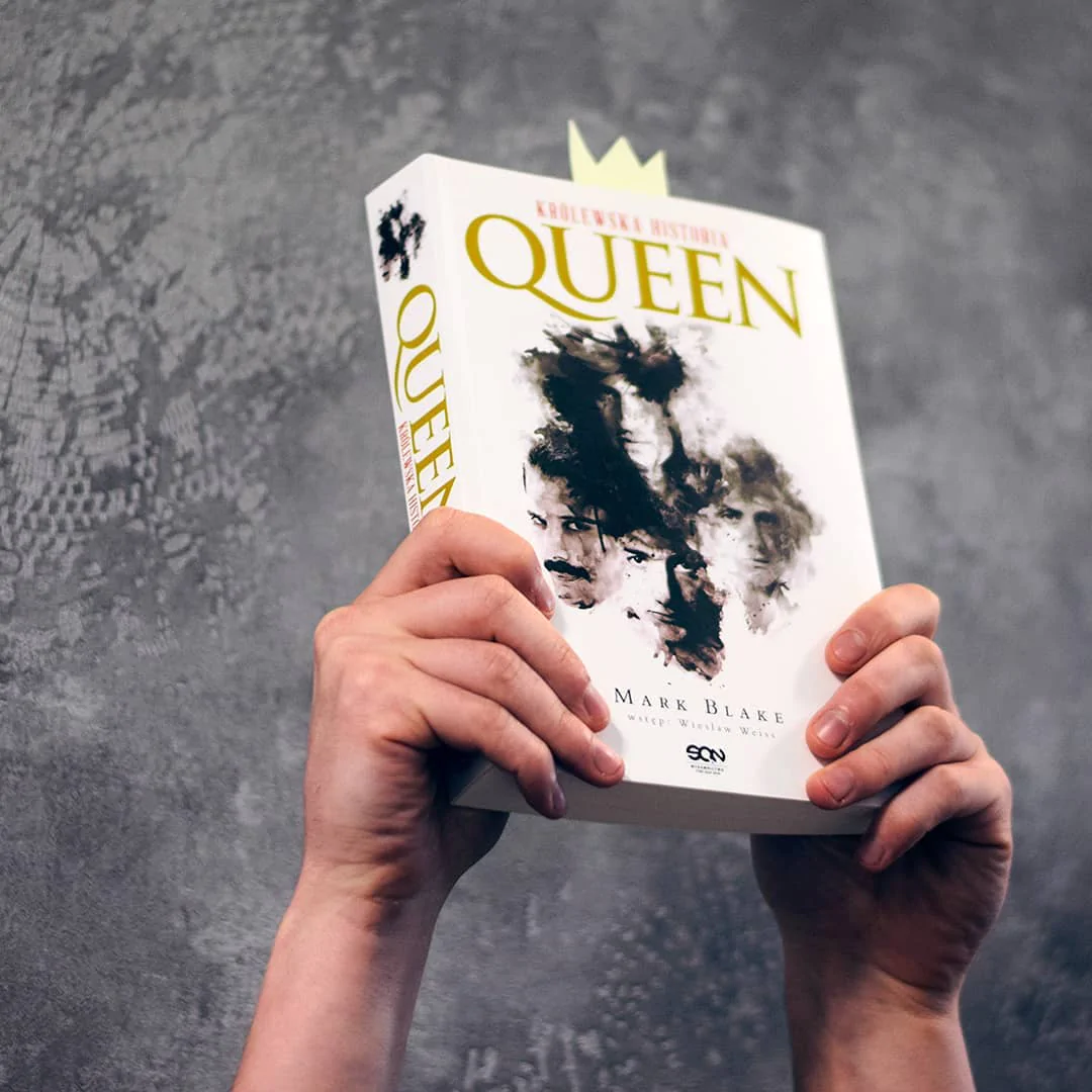 Zdjęcie z książką Queen. Królewska historia w SQNstore